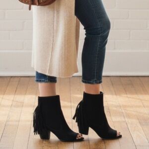 Vince Camuto Suede Ankle bootie with Fringe Tassel & peep toe ankle boot size 8